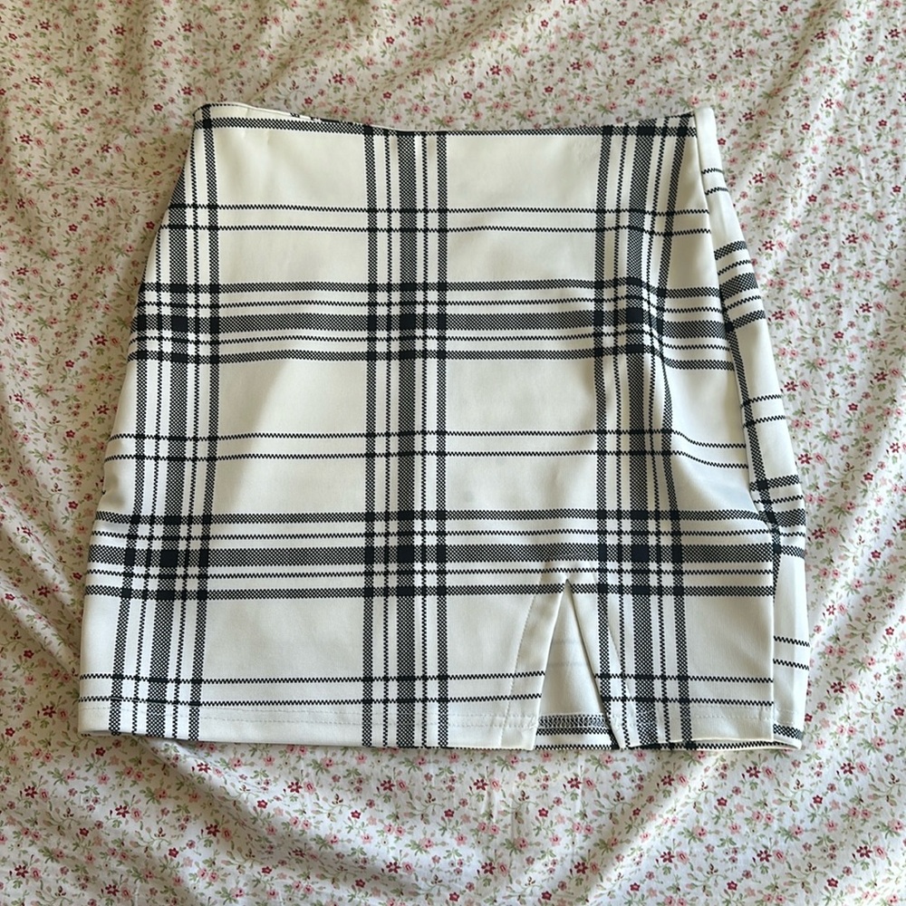White and black plaid skirt size small